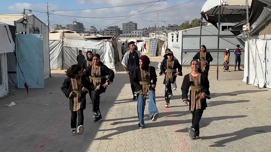 فتيات غزة يواجهن آثار الإبادة الإسرائيلية بالدبكة